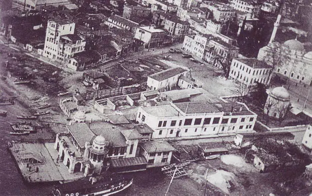 Beşiktaş Barbaros Meydanı ve türbenin tarihî hava fotoğrafı