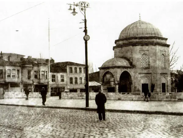Barbaros Hayrettin Paşa Türbesi ve meydanın tarihî görünümü