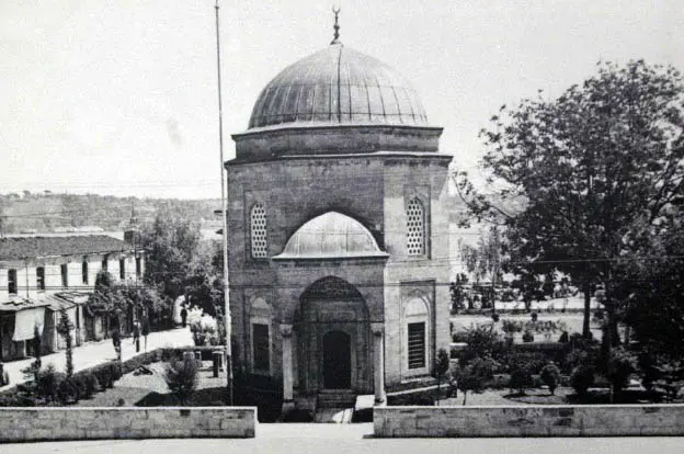 Barbaros Hayrettin Paşa Türbesi giriş cephesinin eski fotoğrafı
