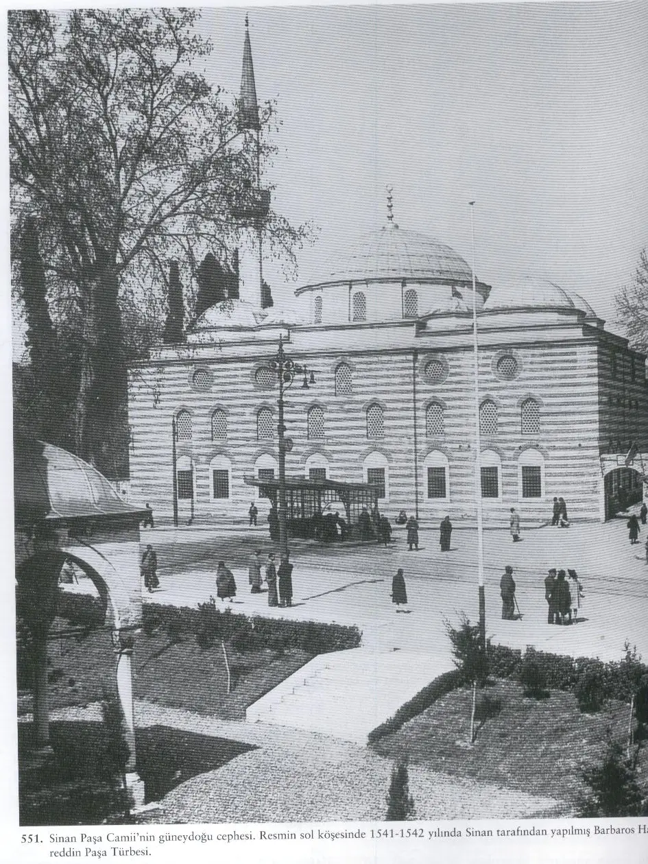 Sinan Paşa Camii ile sol köşede Barbaros Hayrettin Paşa Türbesi'ni gösteren arşiv fotoğrafı