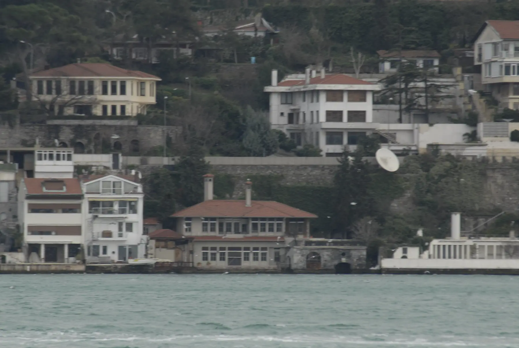 Clifton Yalısı parselindeki 1970'lerde yapılmış yapının Boğaz'dan 2011 görünümü