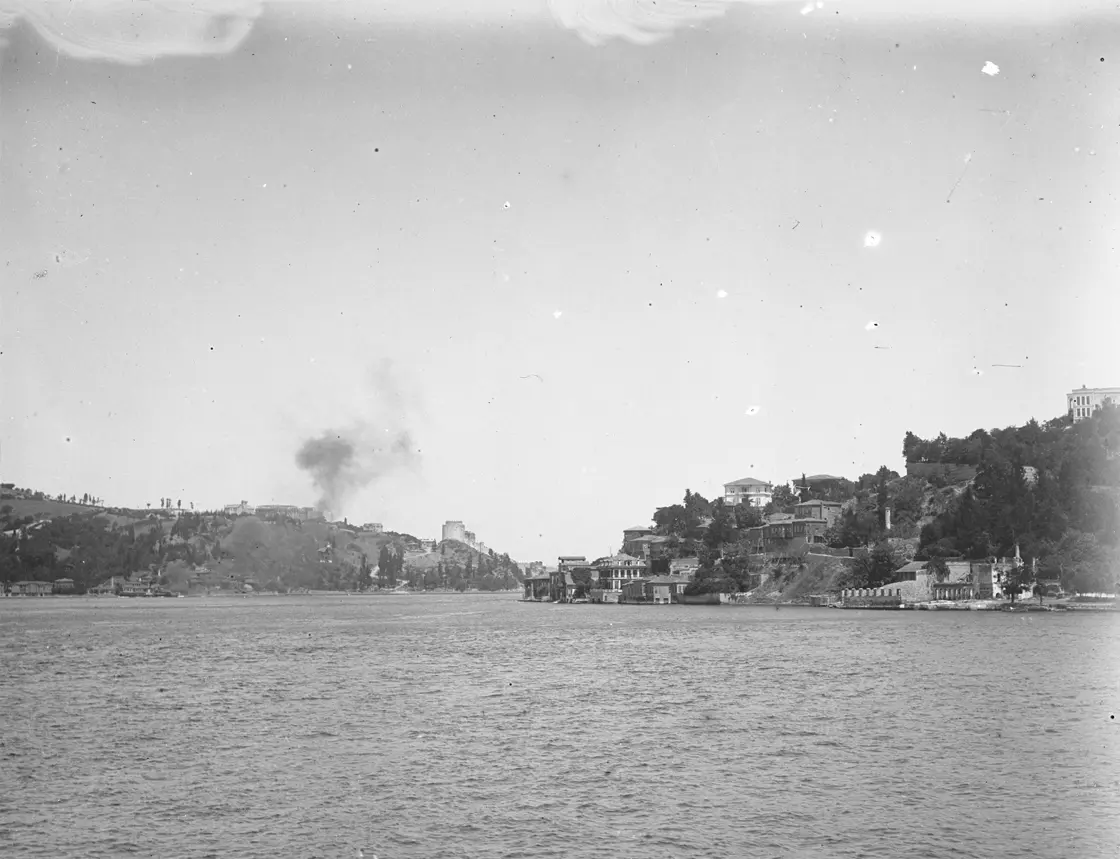 Kandilli sahili ve Clifton Yalısı'nın denizden tarihî görünümü