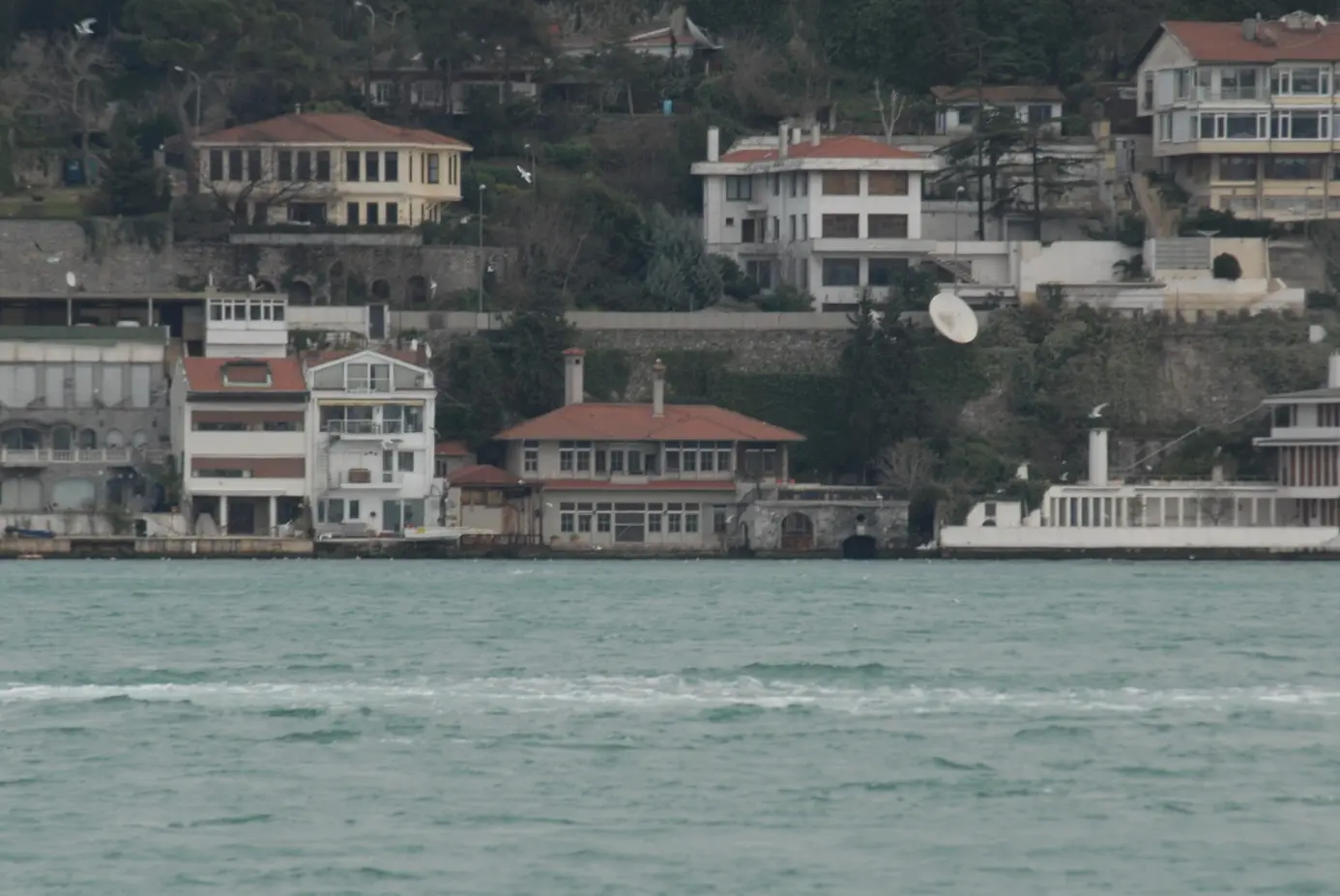 Clifton Yalısı yerine 1970'lerde yapılan betonarme yapının 2011 görünümü