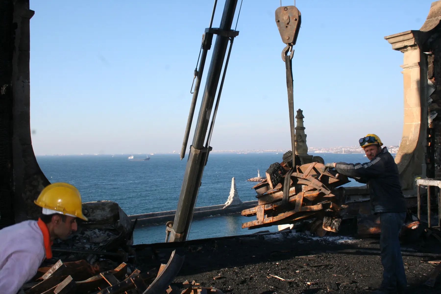 Haydarpaşa Garı çatısında ağır parçanın vinçle kaldırılması