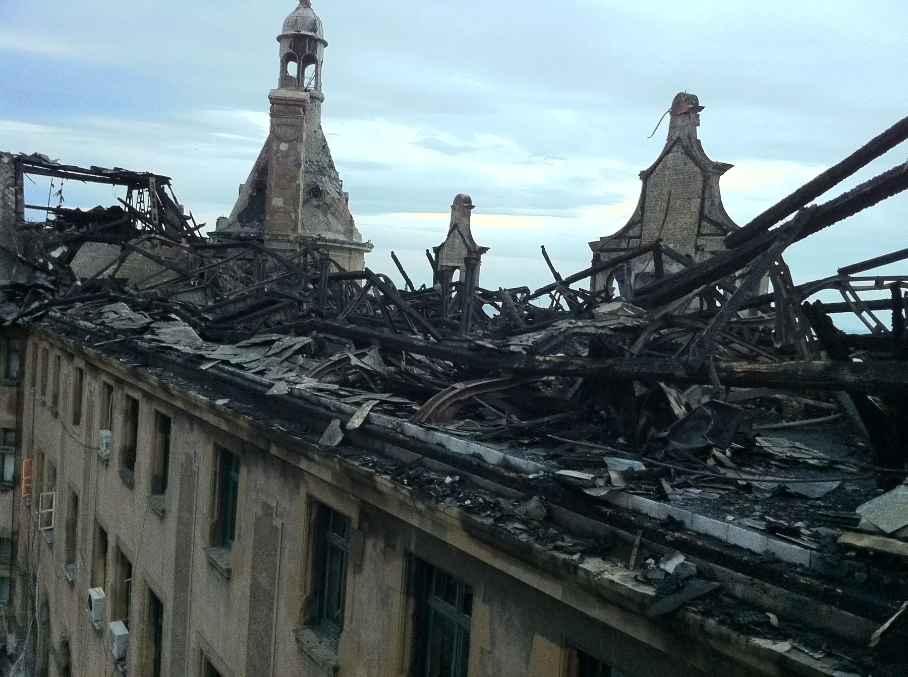 Haydarpaşa Garı çatısındaki yangın hasarının genel görünümü