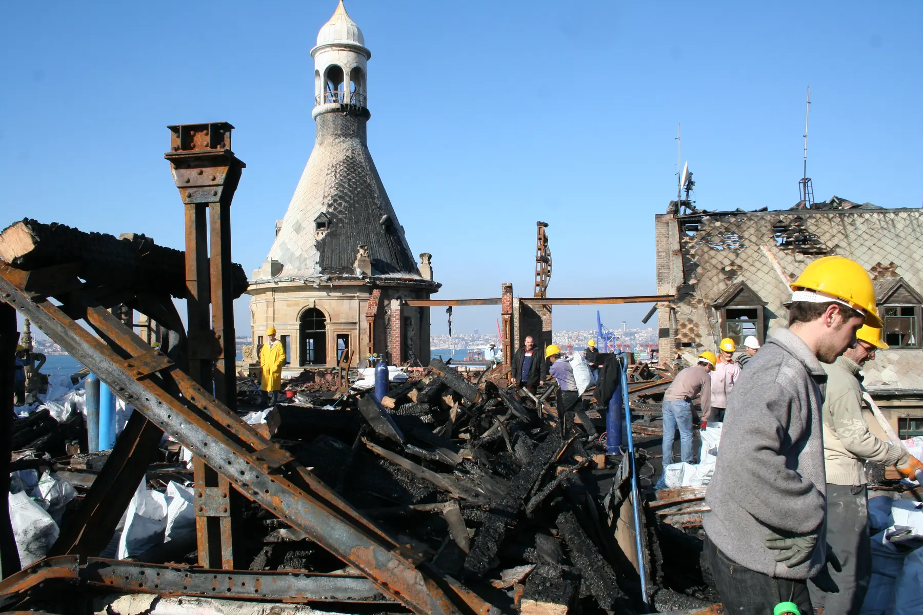 Haydarpaşa Garı çatısında hasarlı çeliklerin ayrılması