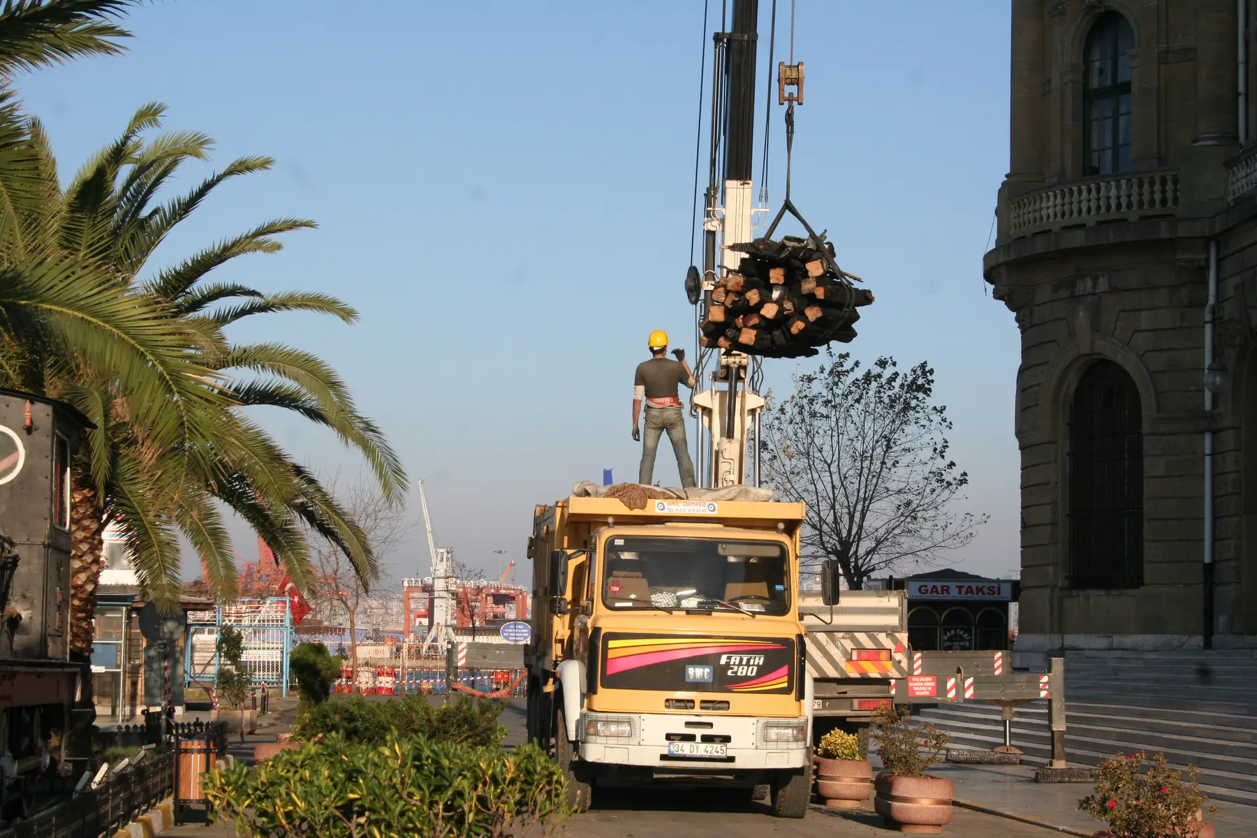 Haydarpaşa Garı önünde vinçle indirilen çatı enkazı