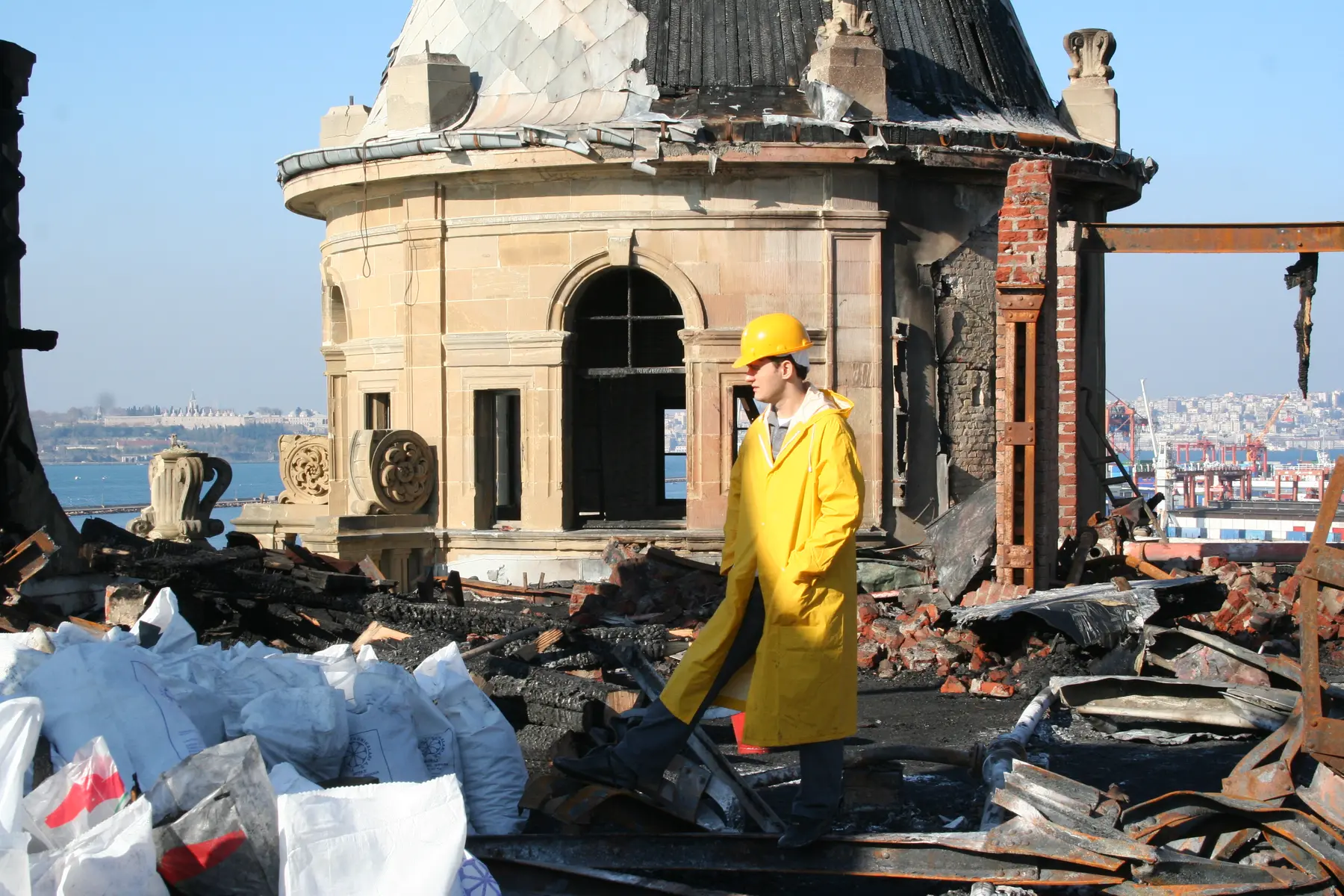 Haydarpaşa Garı çatısında koruyucu giysili personel