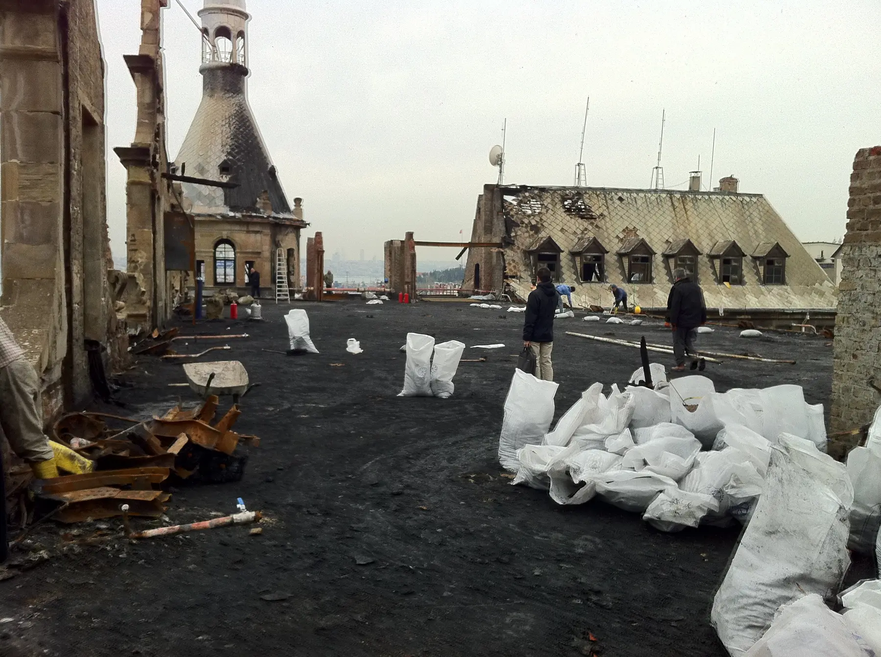 Haydarpaşa Garı çatısında son torbaların tahliyeye hazırlanması
