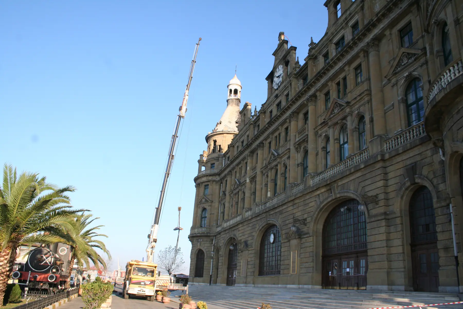 Haydarpaşa Garı önünde enkaz tahliyesi için kurulan vinç